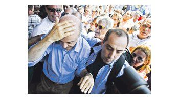 El candidato opositor a la presidencia de Brasil, José Serra, recibió un golpe en la cabeza al quedar en medio de un enfrentamiento entre militantes de su partido y del oficialismo. «El estilo PT es el de las tropas de asalto nazis», exageró luego.