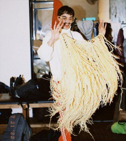Lucas empezó la carrera de Diseño Textil en Fadu en 2019 y ya desde el inicio encontró su lugar en el crochet. Lucas empezó la carrera de Diseño Textil en Fadu en 2019 y ya desde el inicio encontró su lugar en el crochet.