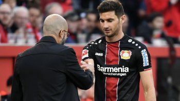 Lucas Alario es felicitado por el técnico&nbsp;Peter Bosz tras sus dos goles a Frankfurt en un partido clave por la clasificación a la próxima Champions League.