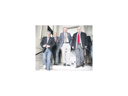 Eduardo Buzzi (Federación Agraria), Hugo Biolcati (Sociedad Rural), Carlos Garetto (Coninagro) y Mario Llambías (CRA), ayer, al salir de la reunión con el ministro de Agricultura, Julián Domínguez. Hubo coincidencia en que es necesario «recuperar la confianza» entre el Gobierno y la dirigencia rural.