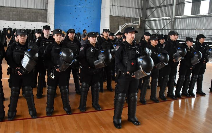 The special group of women police officers is made up of 120 police officers and is intended to address clashes in the streets. The special group of women police officers is made up of 120 police officers and is intended to address clashes in the streets.