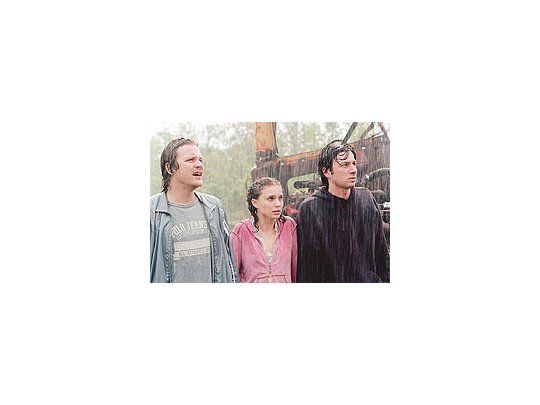 Los excelentes Peter Sarsgaard y Natalie Portman junto a Zach Braff (derecha), el autor,director y protagonista de un film que emociona y hace reír con una historia muy bien contada.