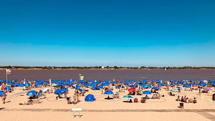El sector de playa ofrece servicios exclusivos para disfrutar del verano rosarino. El sector de playa ofrece servicios exclusivos para disfrutar del verano rosarino.