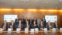 Sentados (de izquierda a derecha): Pablo Gamero; CFO Shell; Adolfo Zuberbuhler, CFO de Pampa Energía; Rodolfo Berisso, Vicepresidente Ejecutivo de Administración y Finanzas de Pan American Energy; Federico Barroetaveña, CFO de YPF; Nancy Repetto, CFO Pluspetrol; Pablo Vera Pinto, Co Fundador y CFO de Vista Energy; Gerald Free, General Manager Business Performance & Finance - Chevron Argentina; Claudio Gugliuzza, Presidente de Áreas Corporativas de Tecpetrol. Parados (de izquierda a derecha): Juan Borchardt, presidente de Deutsche Bank; Facundo Gomez Minujin, CEO Argentina, Uruguay, Bolivia and Paraguay at JPMorgan Chase & Co; Horacio Marín, Presidente y CEO de YPF; Juan O Connor, CEO Argentina Itau; Federico Elewaut, CEO at Citibank Argentina: Alejandro Butti, Chief Executive Officer & Country Head en Santander Argentina; Gustavo Chaab, CEO de VMOS.
