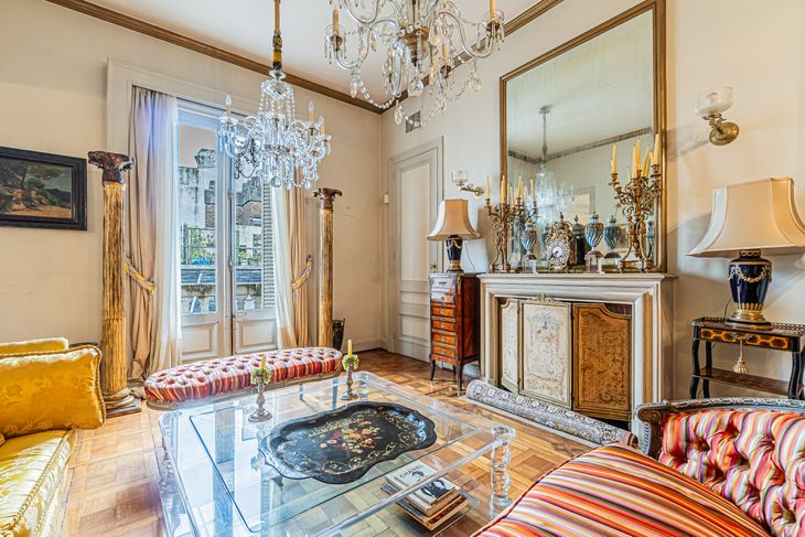 El living conserva pisos de roble, hogar de mármol, arañas de cristal y detalles originales que reflejan el carácter señorial con el que fue concebido el edificio El living conserva pisos de roble, hogar de mármol, arañas de cristal y detalles originales que reflejan el carácter señorial con el que fue concebido el edificio