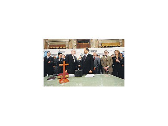 Reemplazo - Tras la tempestuosa salida de Santiago Montoya, el gobernador Daniel Scioli puso ayer enfunciones a Alejandro Arlía y a Rafael Perelmiter al frente del Ministerio de Economía y de la Agencia deRecaudación de Buenos Aires, respectivamente. Ante la presencia de enviados de la Casa Rosada, pidióa los recién ungidos unir «los esfuerzos con el Gobierno nacional».