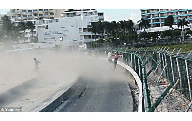 Aterrizaje. El aeropuerto de la isla Sint Maarten, queda pegado a la playa y los aviones pasan a metros de los turistas.