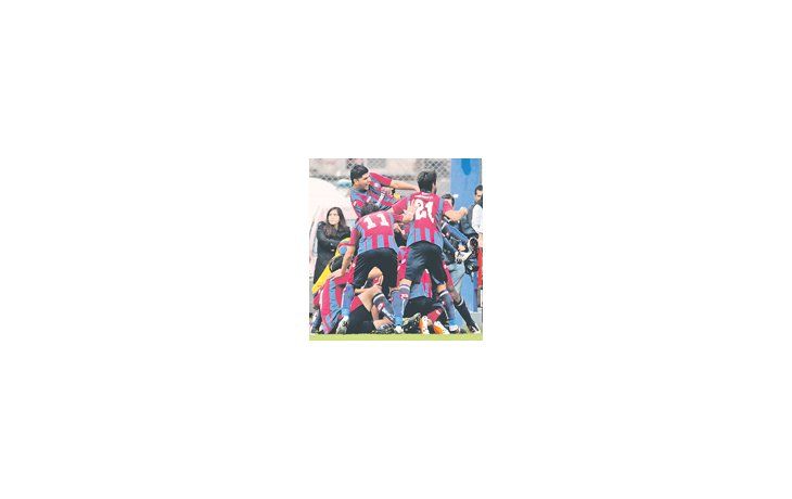 San Lorenzo hundió un poco más a Huracán con una goleada en el Nuevo Gasómetro. Al Ciclón le alcanzó con poco para dejar a su archirrival comprometidísimo con el descenso.