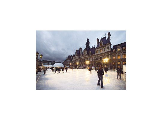 Una pista de hielo en pleno centro es polo de atracción para parisinos y turistas durante los días más fríos.