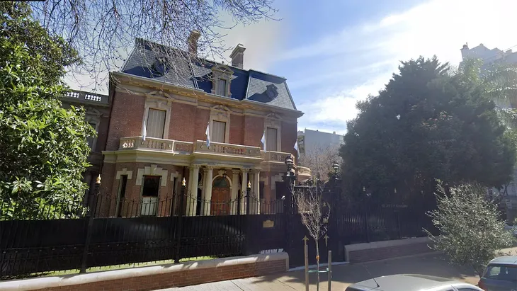 El Palacio Hirsch es el inmueble de una empresa en la actualidad, está en Juramento y Conde, frente a la Plaza Castelli El Palacio Hirsch es el inmueble de una empresa en la actualidad, está en Juramento y Conde, frente a la Plaza Castelli