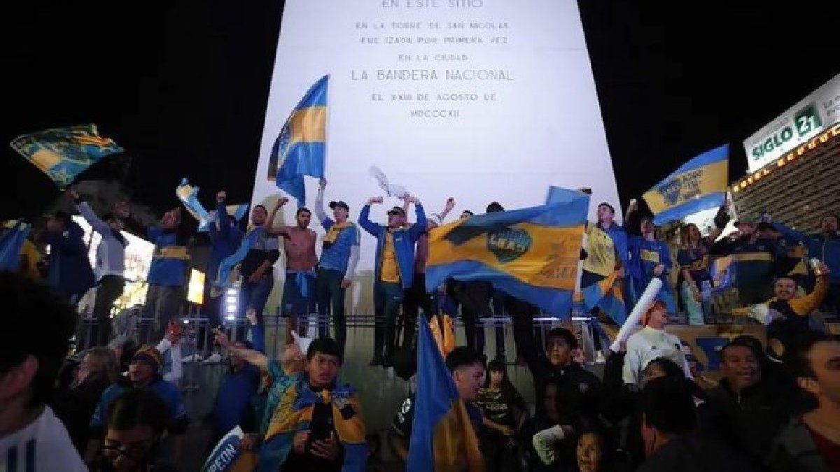 Incidents in the Obelisk in the celebrations of Boca: destruction and injured policemen