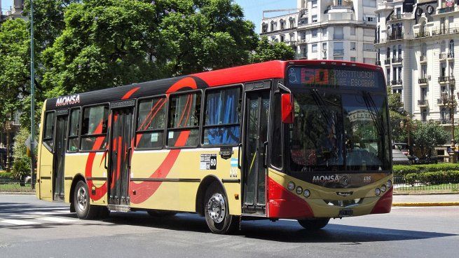 El colectivo impactó contra la parada en pleno centro de la ciudad.
