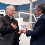 Gustavo Salinas, presidente de Toyota Argentina (derecha) y el monseñor Michael Wallace Banach