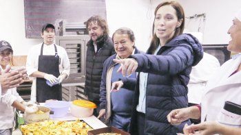 malestar. Vidal y el padre Pepe, durante una actividad en 2017. Ayer la Comisión que preside en la Conferencia Episcopal Argentina apuntó de lleno contra uno de los costados -el social- de la gestión de Cambiemos.