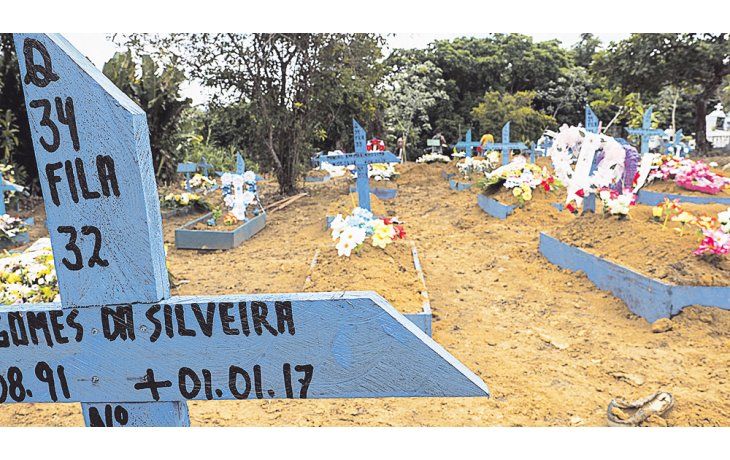 ámbito.com | TUMBAS. Las víctimas de la batalla entre facciones mafiosas del penal de Manaos yacen en un cementerio local. Pero la lucha por el control del mercado de las drogas dista de estar terminada.