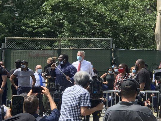 El alcalde De Blasio habl&oacute; unos pocos minutos en el homenaje a George Floyd.