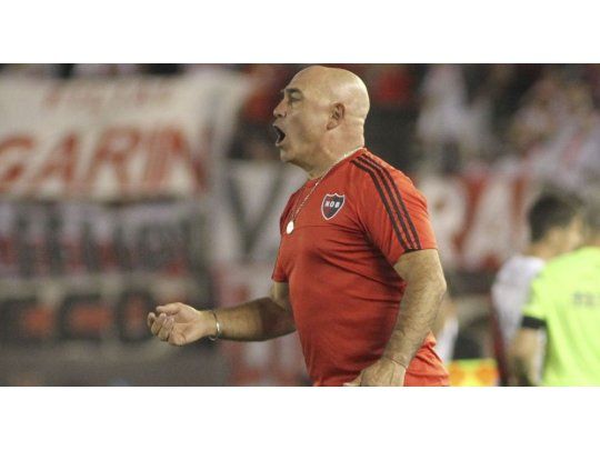 Llop acusó a la dirigencia de Newells de hablar con otros entrenadores.