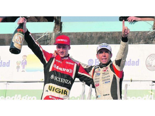 Ganadores. El binomio integrado por Juan Manuel Silva y Juan Tomás Catalán Magni, a bordo de un Ford, se llevaron el triunfo en la carrera del TC disputada en el autódromo Oscar y Juan Gálvez.