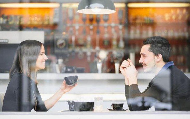 Tomar un café, el plan más elegido para la primera cita
