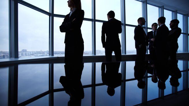 Adopción de IA en empresas argentinas según Bain 2025.