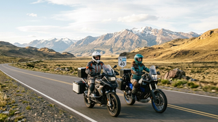 Dos motociclistas recorren rutas de montaña con equipaje completo, una configuración que exige autonomía, confort y capacidad de adaptación a distintos terrenos Dos motociclistas recorren rutas de montaña con equipaje completo, una configuración que exige autonomía, confort y capacidad de adaptación a distintos terrenos