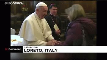 se resolvio el misterio del papa sobre besos a su anillo: no quiere germenes