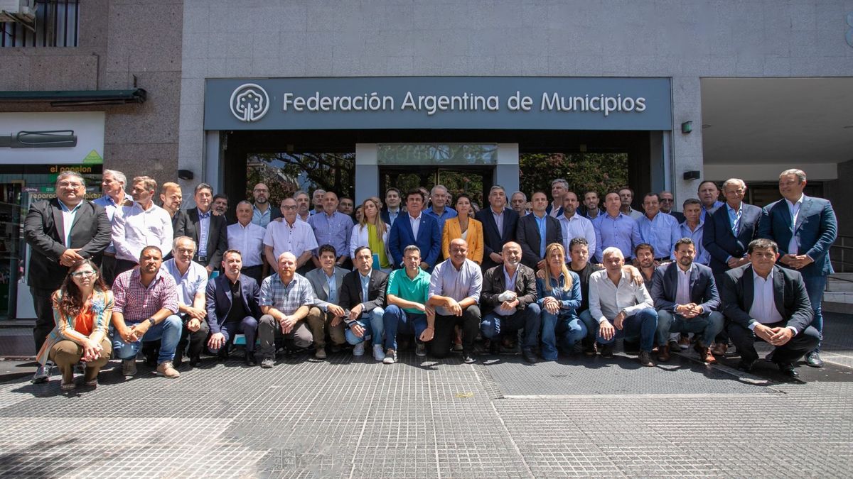 Mayors from all over the country reject Luis Caputo’s request to governors for municipalities to eliminate fees