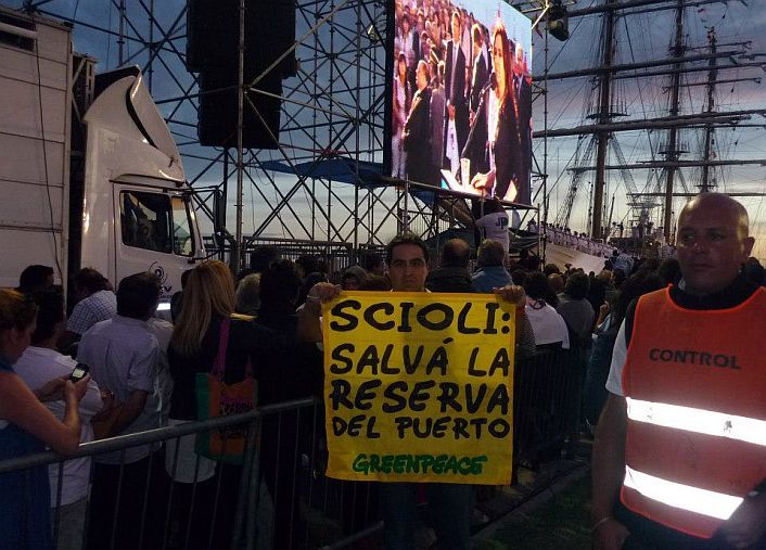 Activista increpó a Scioli en festejo por la Fragata (foto 1)