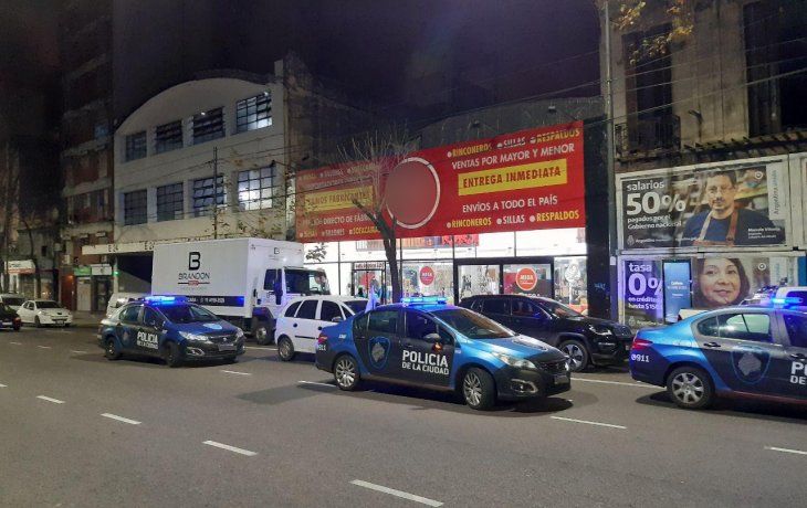 Detuvieron a dos persona en una fiesta clandestina en una mueblería.