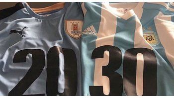 Con estas camisetas saldrán los capitanes al Centenario para promocionar el Mundial 2030.