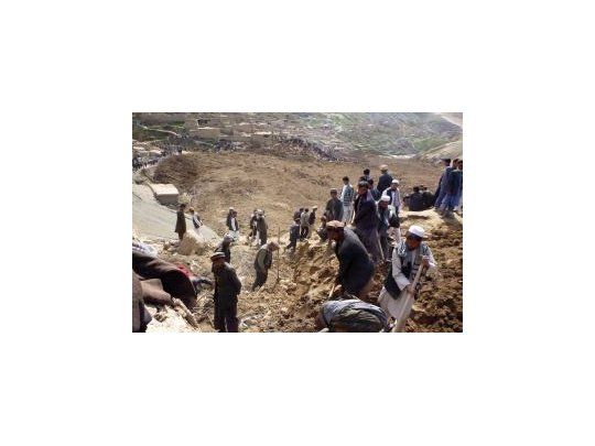 Cientos de voluntarios afganos ayudan a recuperar los cuerpos enterrados por el alud.