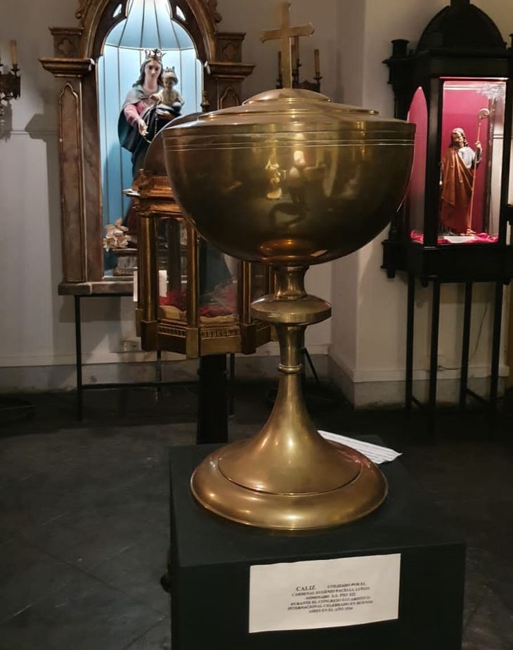 El Museo de Arte Religioso del Palacio Sans Souci conserva piezas históricas poco conocidas. Entre ellas sobresale este cáliz de gran tamaño, utilizado en celebraciones litúrgicas y parte de una colección que reúne objetos vinculados a la tradición católica y al patrimonio religioso resguardado dentro de la residencia El Museo de Arte Religioso del Palacio Sans Souci conserva piezas históricas poco conocidas. Entre ellas sobresale este cáliz de gran tamaño, utilizado en celebraciones litúrgicas y parte de una colección que reúne objetos vinculados a la tradición católica y al patrimonio religioso resguardado dentro de la residencia