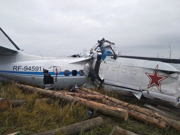 El avión cayó cerca de la ciudad de Menzelinsk, en la República de Tartaristán, y se partió en dos. &nbsp;
