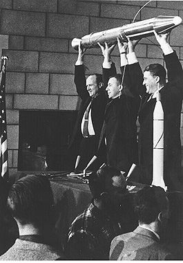 William Pickering (izq.), James Van Allen y Wernher von Braun (d) festejan.