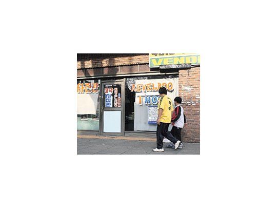 En el barrio del Bajo Flores sigue estando presente la colectividadcoreana, pero poco a poco va dejando paso aciudadanos de otros países, como bolivianos y peruanos.