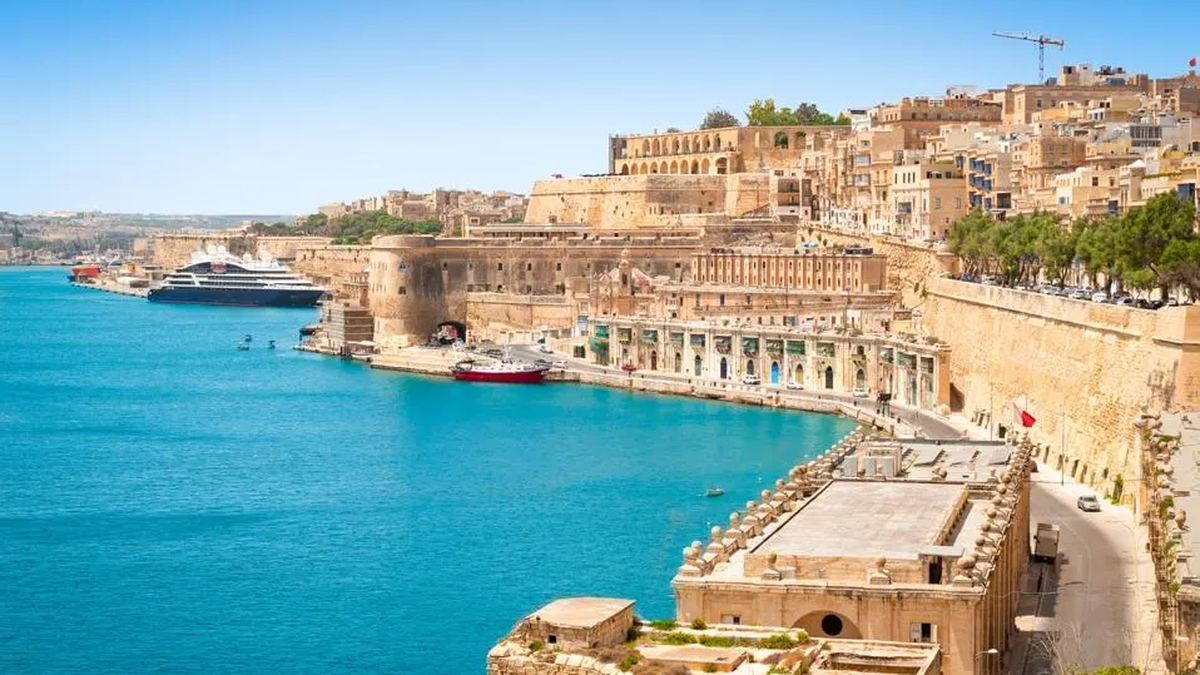 The European country with paradisiacal beaches where you can go to work without having citizenship