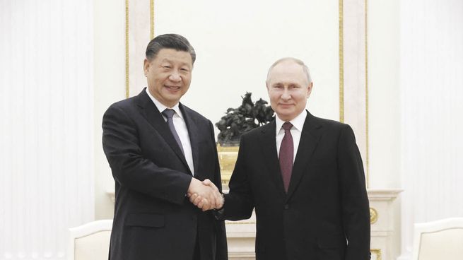 SOCIOS EN TENSIÓN. Xi Jinping, que llegó ayer a Moscú, es el principal aliado internacional de Vladímir Putin. Ambos realzaron la importancia de la relación, pero la porfía rusa en Ucrania complica a la economía china.