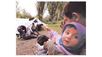Una familia de rumanos, junto a la carpa en la que vive en Villeneuve-d’Ascq, luego de que la Policía removiera la casa rodante que habitaba cerca de Lille. Una circular gubernamental indicaba que los gitanos debían priorizarse a la hora de expulsar extranjeros.