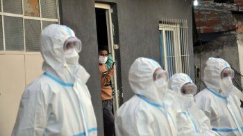 Un vecino del barrio Jos&eacute; Luis Cabezas de Berisso y Ensenada, aislado a ra&iacute;z de la aparici&oacute;n de un brote de Covid-19.