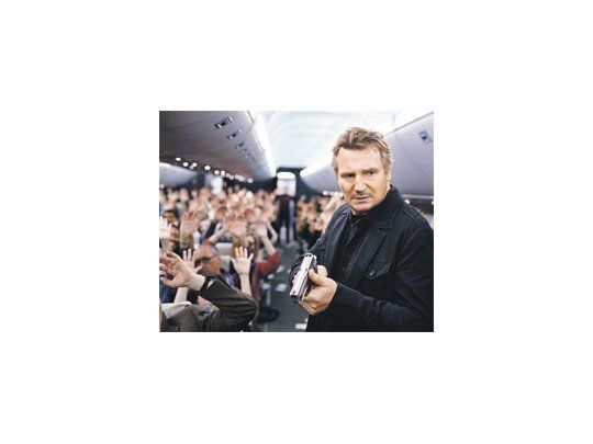 Liam Neeson en un protagónico que le va a medida: en “Non Stop”, del catalán afincado en Hollywood Collet-Serra, interpreta a un atribulado jefe de seguridad aérea, que debe combatir contra un asesino chantajista.