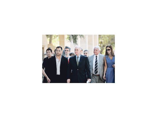 Fernando de la Rúa  ayer al ingresar a Tribunales, junto a  sus abogados Valeria Corbacho y Jorge Kirzsembaun. Leyeron la sentencia en el caso en que se lo juzgó junto a exfuncionarios  en la que  fueron todos absueltos.