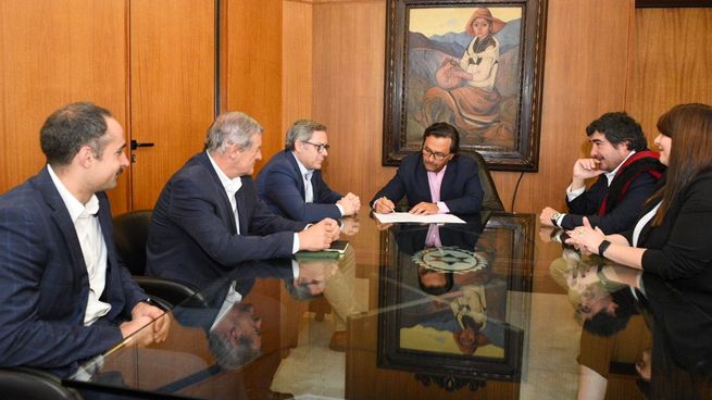 El gobernador de Salta, Gustavo Sáenz, participó del anuncio junto a las autoridades de Rio Tinto.