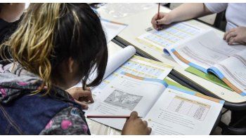 Alumnos participando de la Evaluación Aprender, en la que participan 1.210.620 estudiantes de 31 mil escuelas públicas y privadas de todo el país (Imagen de archivo).