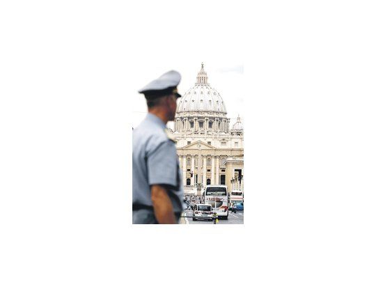 Las oficinas que rodean San Pedro volvieron a ser ayer fuente de rumores en sordina. Benedicto XVI, quien había tratado de ordenar las cuentas de la Santa Sede, se ve sometido a un nuevo embate.
