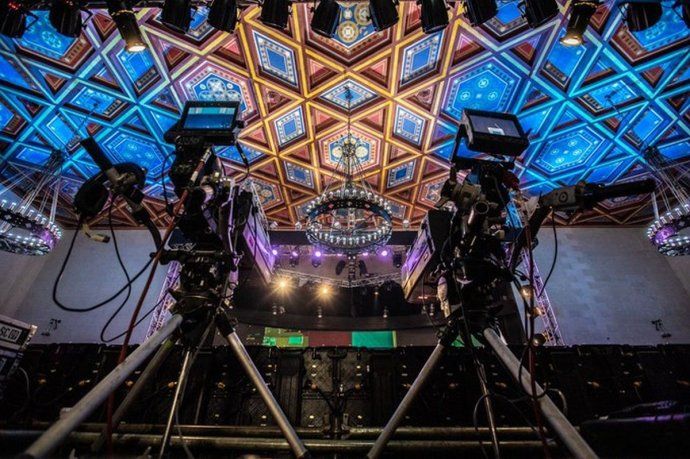 Preparativos en el salon Paraninfo de la Universidad Nacional del  Litoral donde se realizará la primera ronda del debate presidencial.