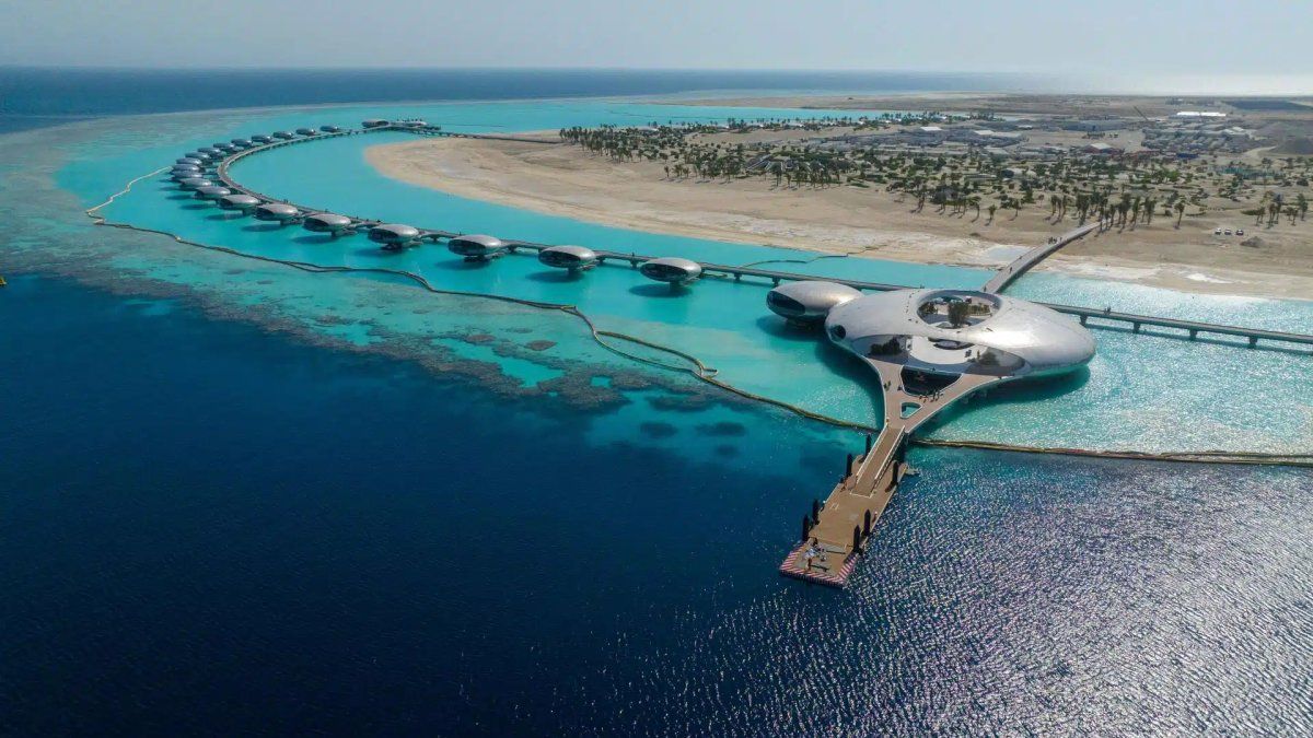 Mirrors on water, Yu $ 2,400 futuristic design: what is the Shebara Resort in Saudi Arabia