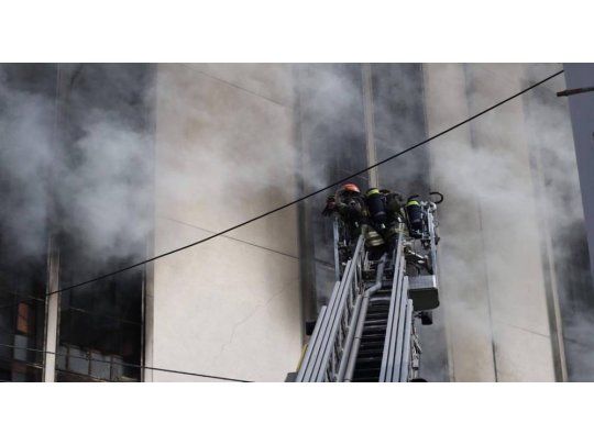 Susto en Avellaneda por feroz incendio que destruyó fábrica