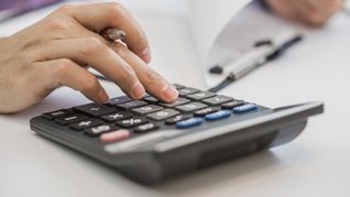 Los cambios en el sistema previsional pueden presionar el déficit fiscal y afectar a largo plazo la nota crediticia de Uruguay. Los cambios en el sistema previsional pueden presionar el déficit fiscal y afectar a largo plazo la nota crediticia de Uruguay.
