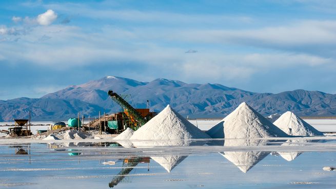 La industria del litio combina minería, química, ingeniería, logística, infraestructura, energía, ambiente y relación con comunidades locales.