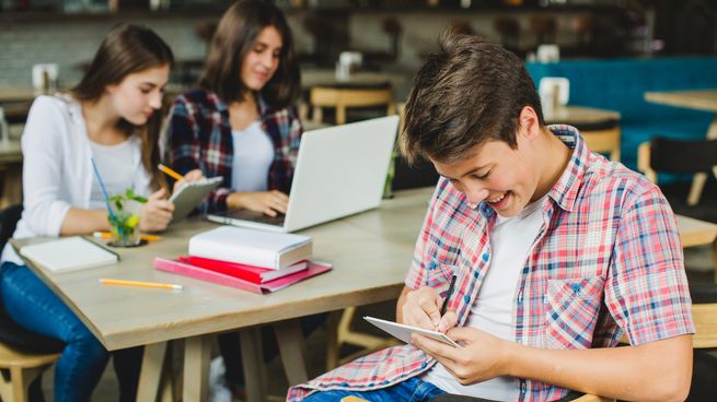 Una nueva forma de humor digital empezó a circular entre adolescentes y jóvenes en redes sociales.